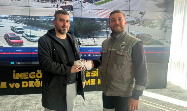 Yolda bulduğu 200 bin lirayı sahibine teslim etti