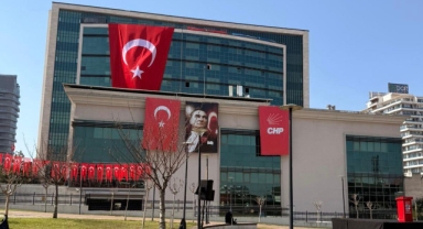 Bursa Büyükşehir Belediye Binası’ndaki Mustafa Bozbey bayrakları indirildi