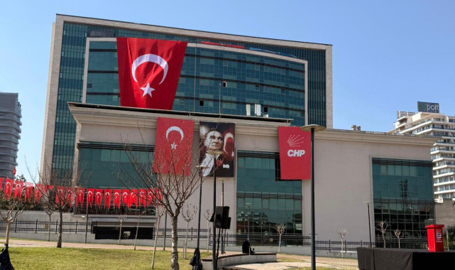 Bursa Büyükşehir Belediye Binası’ndaki Mustafa Bozbey bayrakları indirildi