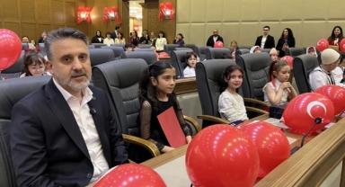 Bursalı çocuklar başkanlık ve meclis üyeliği koltuklarını devraldı