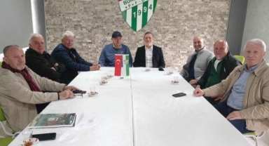 Bursaspor'un unutulmaz kaptanı Özden'in kitabı öğrencilere dağıtıldı