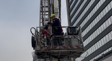 Dış cephede cam silerken asansör sistemi arıza yapınca mahsur kaldılar: İtfaiyenin müdahalesiyle kurtarıldılar