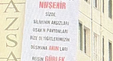 ÖZGÜR ÖZEL’E NEVŞEHİR’DE PANKART ŞOKU! GÖRDÜĞÜ MANZARA KARŞISINDA KÜPLERE BİNDİ