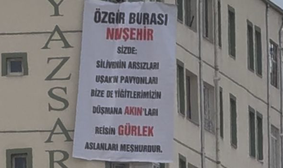 ÖZGÜR ÖZEL’E NEVŞEHİR’DE PANKART ŞOKU! GÖRDÜĞÜ MANZARA KARŞISINDA KÜPLERE BİNDİ