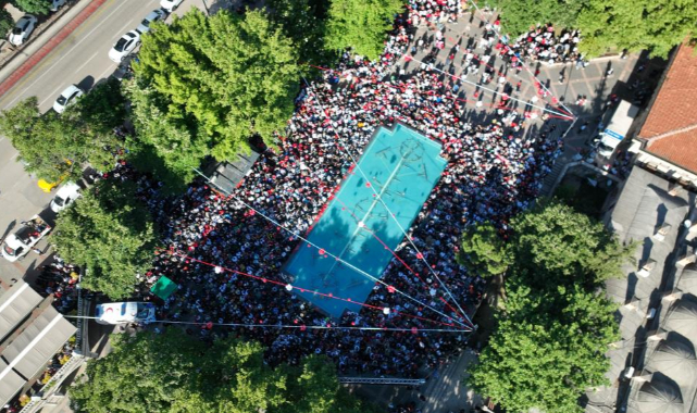 Bursa'da meydanlara kurulan dev ekranlarda Dünya Kupası heyecanı yaşandı 