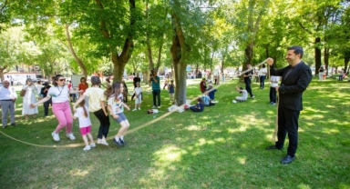 Çocuklar eskimeyen oyunlarla doyasıya eğlendiler
