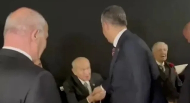 Devlet Bahçeli ve Özgür Özel, Koç Holding'in töreninde sohbet etti 