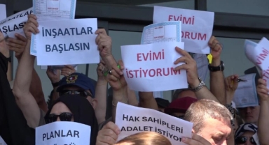 Atış Yapı mağdurları Downtown önünde toplandı: