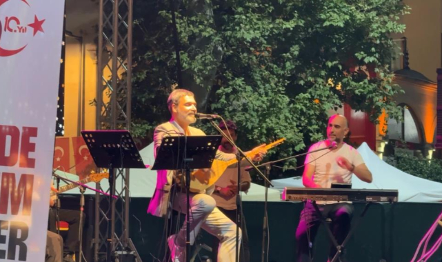 Bursa'da 15 Temmuz programı Uğur Işılak konseriyle son buldu 