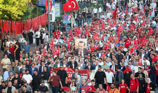 Bursa'da 'Demokrasi ve Bayrak Yürüyüşü' 