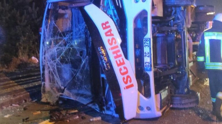 Afyonkarahisar'da midibüs devrildi: 14 yaralı