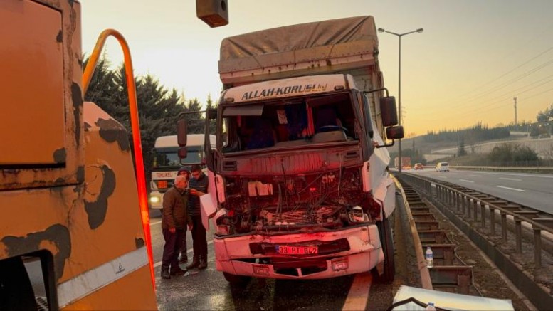 Anadolu Otoyolu'nda 2 tırın karıştığı kaza ulaşımı aksattı