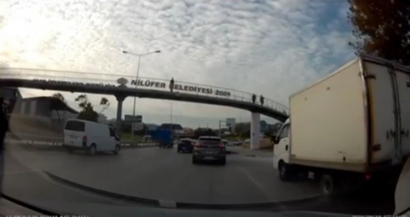 Bursa'da en sağ şeritten en sola geçen sürücü kaza yaptı!