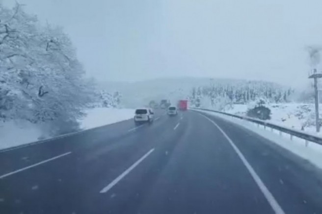 Bursa'da kar yağışı sürücülere zor anlar yaşatıyor