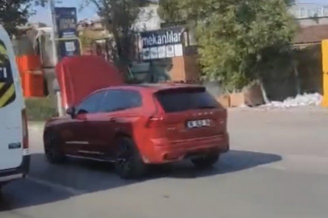 Bursa'da otomobil kaputu açık şekilde seyretti!