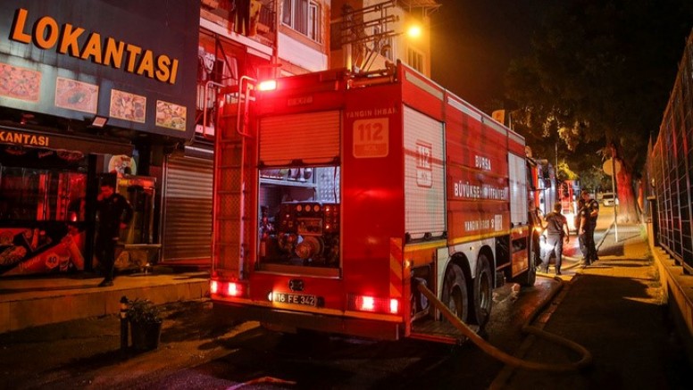 Bursa'da tek katlı 2 ev cayır cayır yandı!!