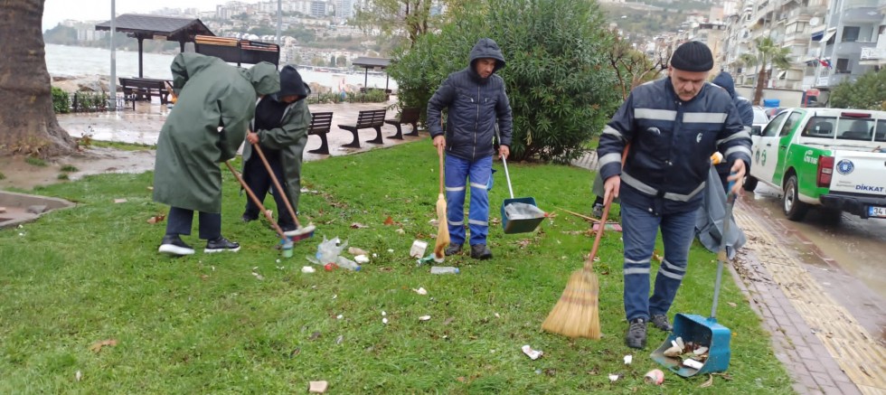 Büyükşehir’den fırtına mesaisi