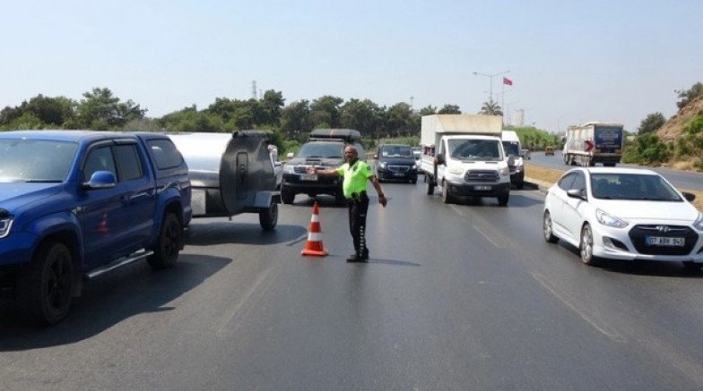 Çelik bariyerlere çarpan araç hurdaya döndü! Sürücü kazadan burnu kanamadan çıktı!