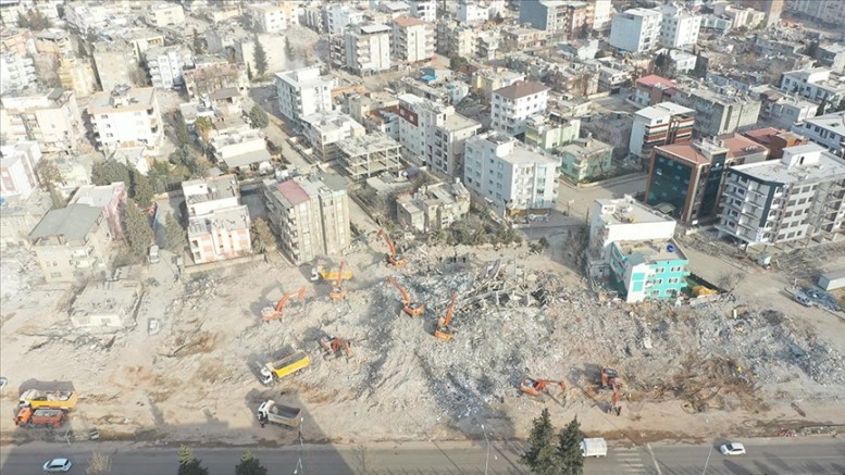 Depremde 37 kişinin hayatını kaybettiği Zümrüt Apartmanı'na ilişkin davanın görülmesine başlandı