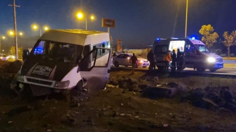 Diyarbakır Minibüs Kazası: İnşaat İşçilerini Taşıyan Araç Tarlaya Devrildi