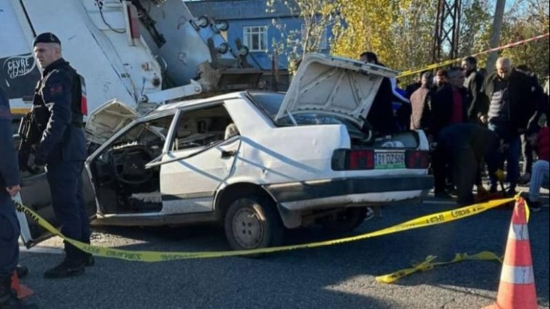 Diyarbakır'da otomobil ve çöp kamyonu çarpıştı: 1 ölü, 3 yaralı