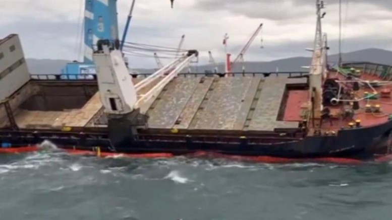 Gemlik'te yan yatan gemi görevlilerce kurtarıldı