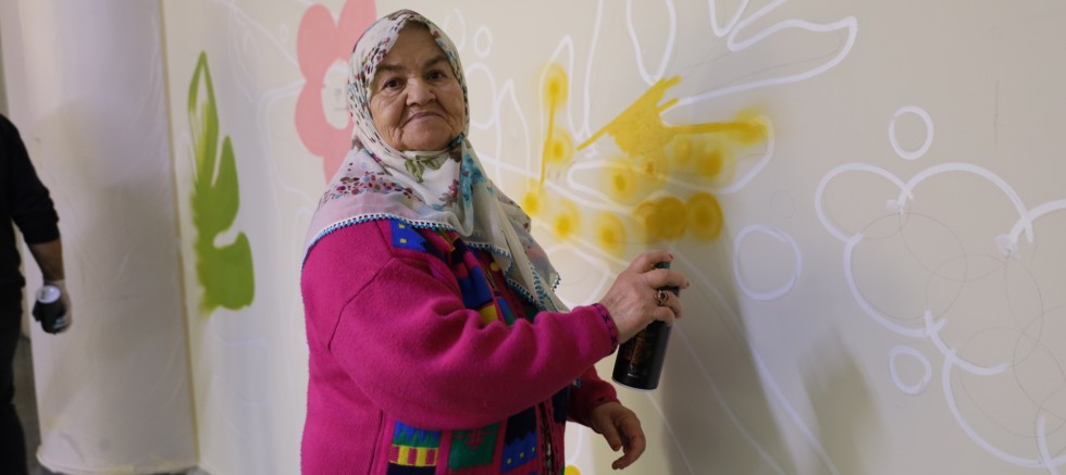 Huzurevi sakinleri duvarları tuvale dönüştürdü