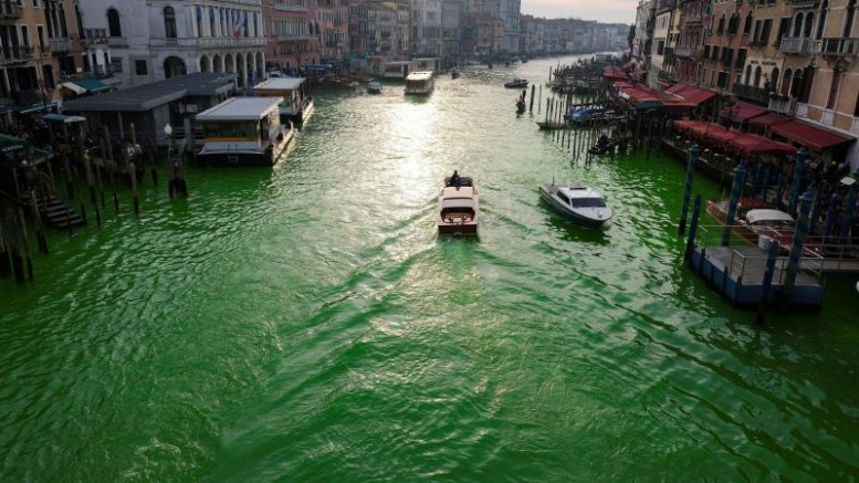 İklim aktivistleri Venedik'teki 'Büyük Kanal'ı yeşile boyadı