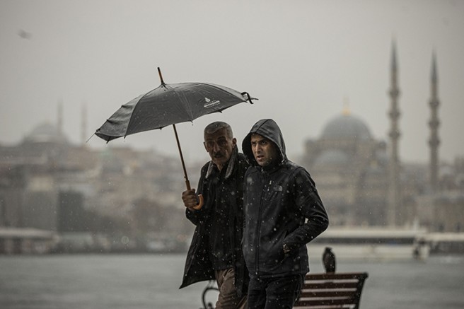 İstanbul'da etkili olan sağanak sürücüler ile vatandaşlara zor anlar yaşattı