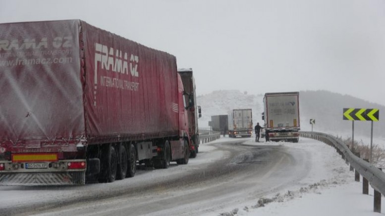Kar Fırtınası Doğu Bölgesini Etkisi Altına Aldı: Yollar Kapanıyor, Tırlar Mahsur Kalıyor