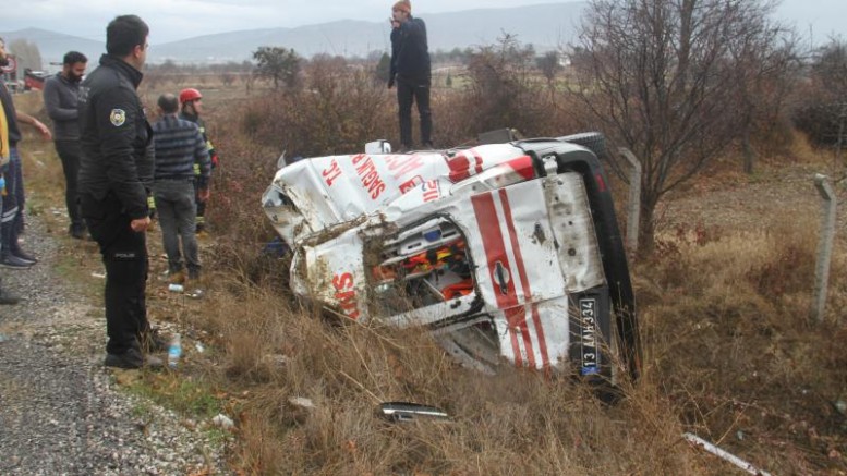 Konya'da Trajik Kaza: Ambulans ve Kamyonet Şarampole Uçtu