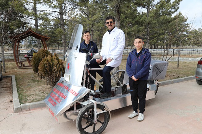 Liseliler ürettikleri elektrikli bisiklet için faydalı model belgesi bekliyor