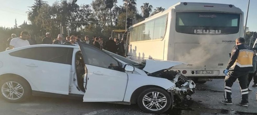 Antalya'da midibüs kazası: 2 ölü, 13 yaralı