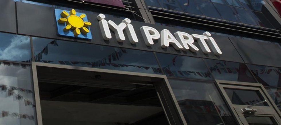 İstifalar Artıyor: İyi Parti Antalya İl Yönetiminden 6 Kişi İstifa Etti