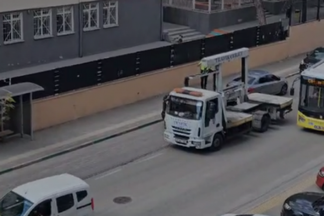 Otobüs durağına bırakılan araç çekildi!