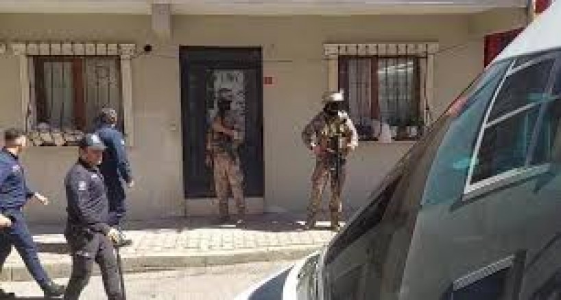 Sultanbeyli'de madde bağımlısı bir kişi evden yaralı olarak çıkarıldı