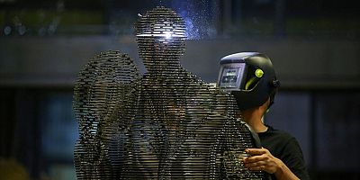 Atatürk'ün TBMM'nin açılışındaki selamlama fotoğrafı çelik heykelle ölümsüzleştirildi