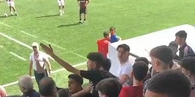 Bursa'da futbol maçında öfkelenen seyirciler oyunculara bağırdı