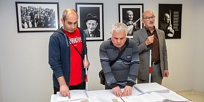 Bursa Uluslararası Fotoğraf Festivali’nde engelsiz fotoğraflar! Göremedikleri fotoğrafları, dokunarak anladılar