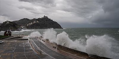 İspanya'da şiddetli rüzgar ve sağanak hayatı olumsuz etkiledi