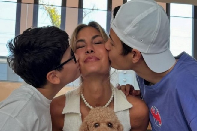 Tatile çıkan Çağla Şikel aile özlemi çekiyor
